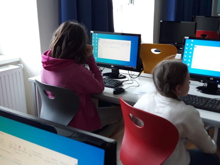 Digital fit und fit in Englisch (4. Klassen)